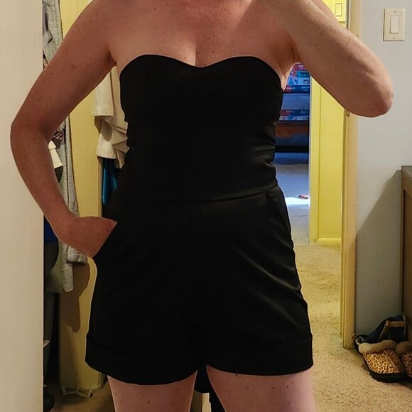 GORGEOUS, FUN, AND SEXY BLACK STRAPLESS SHORTS ROMPER! - Picture 2 of 9